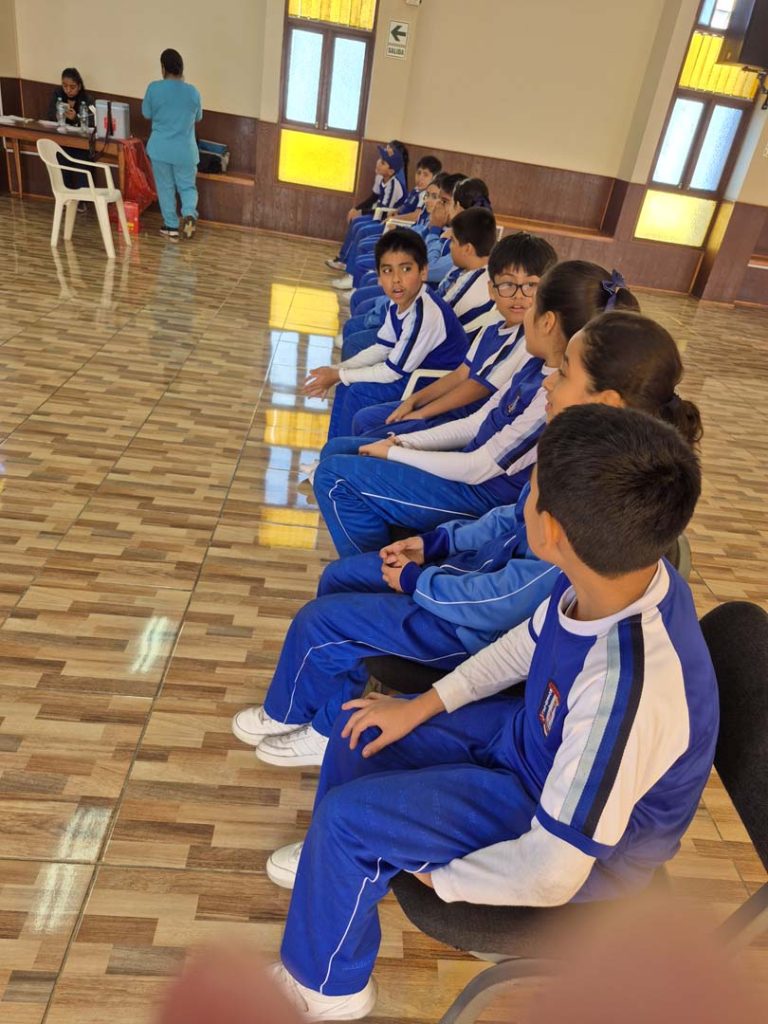 El Colegio Salesiano Rosenthal realizó una exitosa jornada de vacunación contra el VPH, promoviendo el bienestar integral de sus estudiantes.